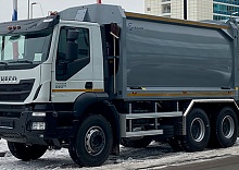 Новый мусоровоз модели 664003 с надстройкой-компактором GeesinkNorba GPM IV 20H25P на базе шасси IVECO Trakker AD260T36 (6 x 4) создан в поддержку национального проекта «Экология» с учетом дорожных и климатических условий России, и с прицелом на работу с 